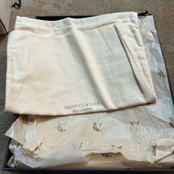 NIB Vince Camuto Signature tan suede sandals, gold hardware, size 6 - Picture 8 of 8